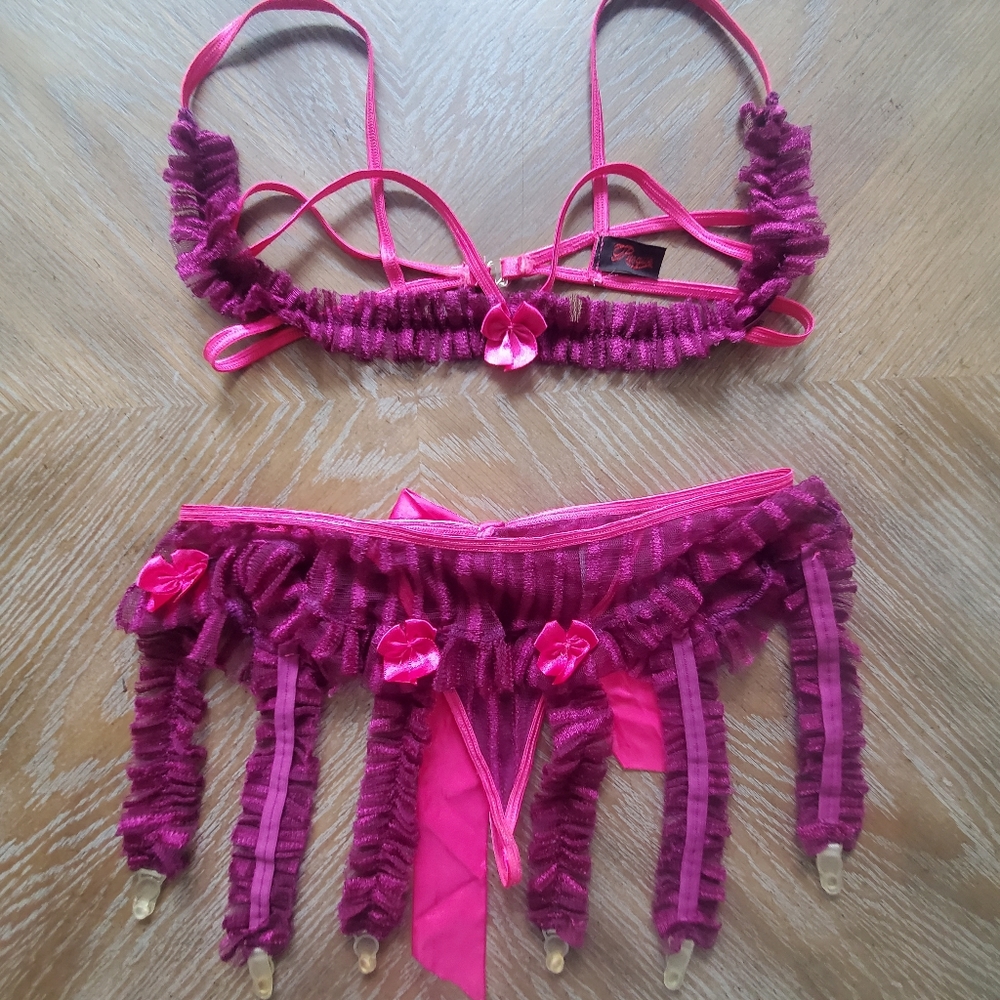 Risqué lingerie garter set